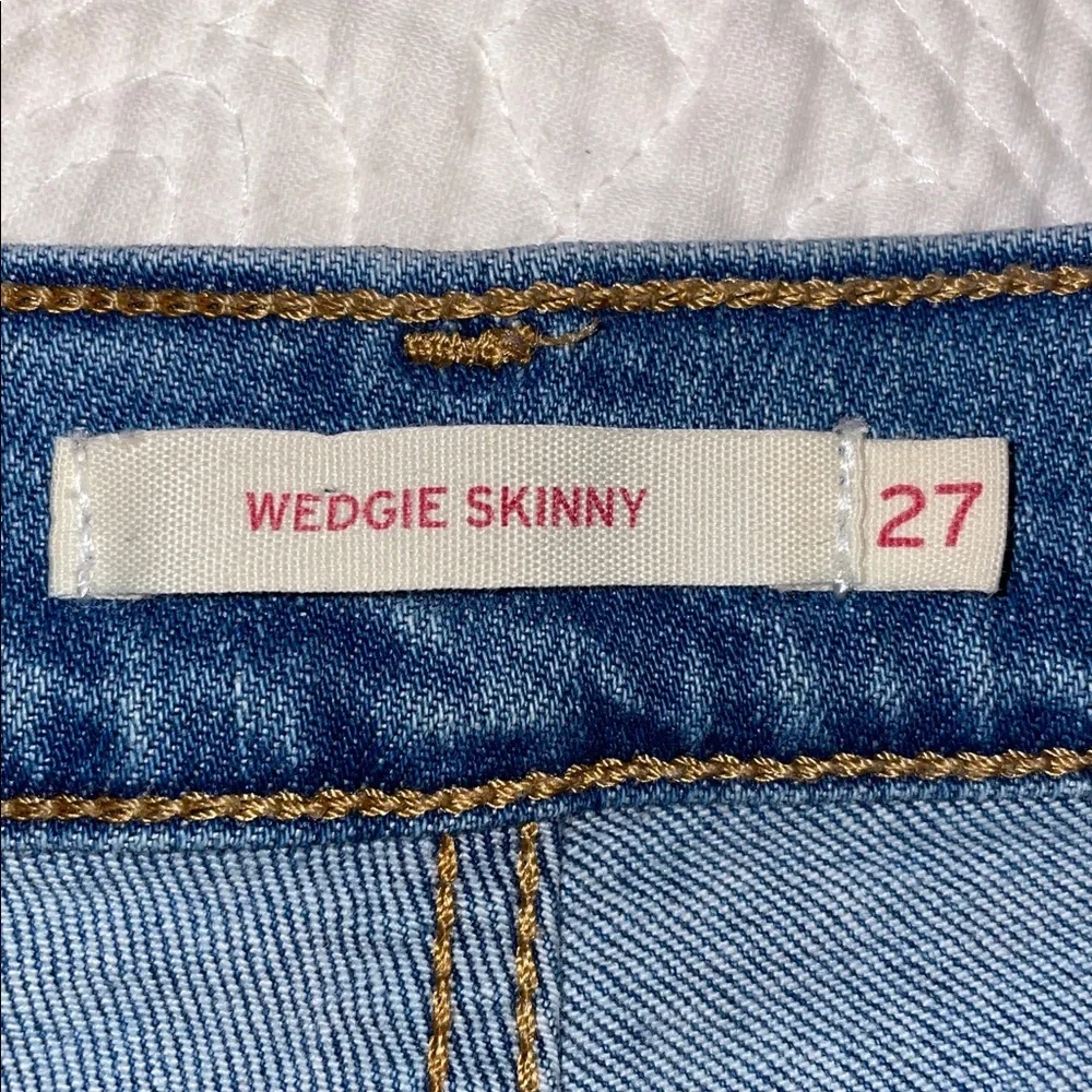 Levi’s. Wedgie Skinny Medium Wash Button Fly Distressed Jeans. Size 27